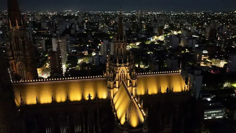 La Catedral de La Plata se llena de luz y su campanario de música sonará otra vez
