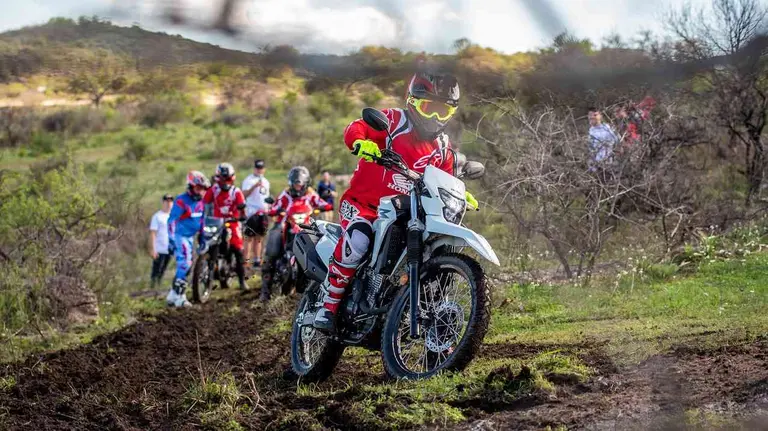 Los 7 cambios más notables de la nueva moto Honda Tornado XR 300: ¿conviene comprarla?