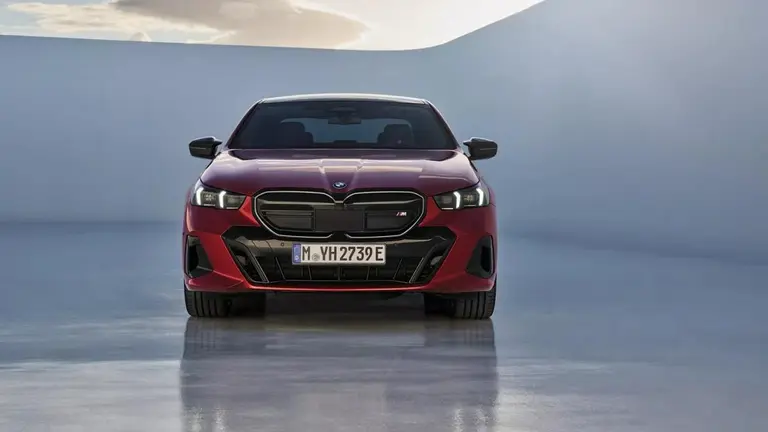 BMW Serie 5: el lujoso sedán llega con versión híbrida enchufable