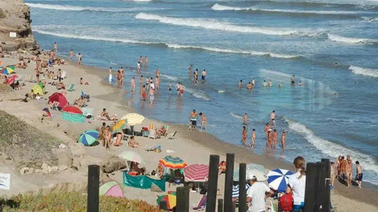 Cómo visitar la playa nudista que está a 20 minutos de Mar del Plata