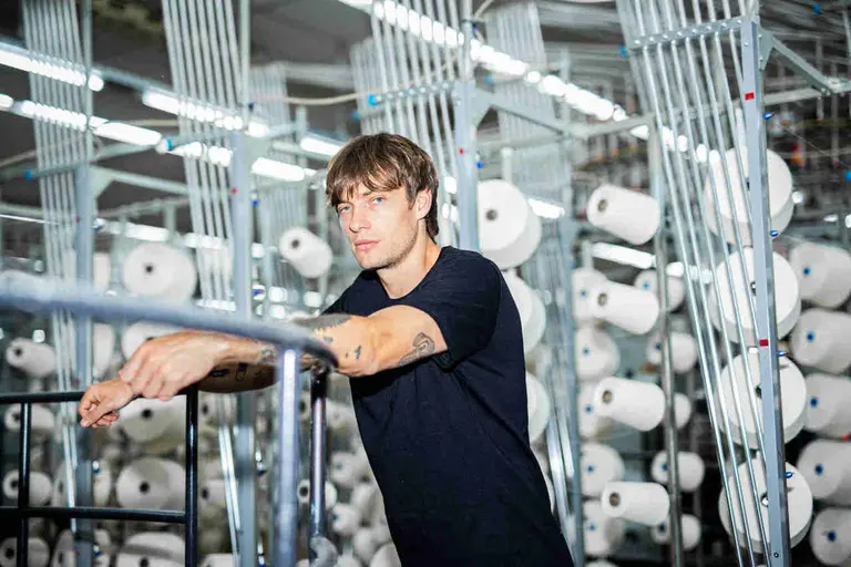 Dfac nueva marca de ropa que vende prendas básicas a mitad de precio