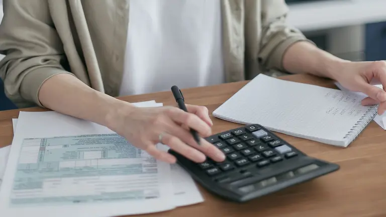 La carga tributaria se lleva casi el 50% del sueldo y no hace excepciones por bajos ingresos