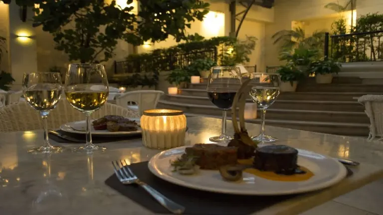 La increíble suma de una cena en un jardín oculto en pleno Recoleta