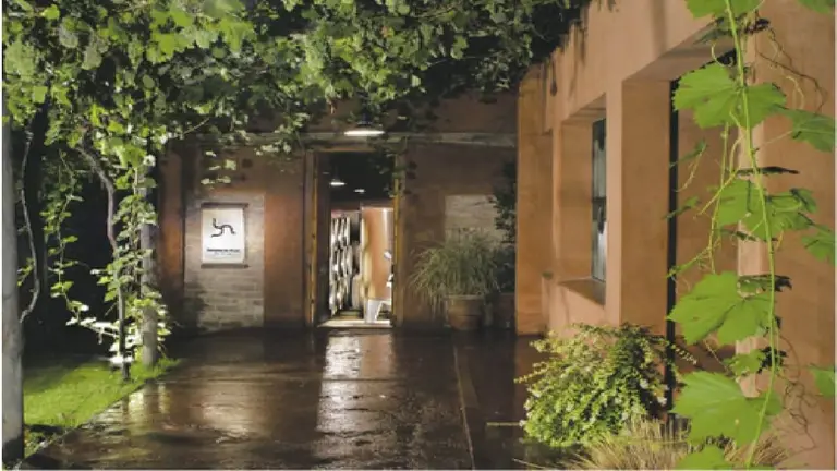 La bodega histórica en Mendoza que ofrece un menú por $15.000 para vajeros y amantes del buen vino