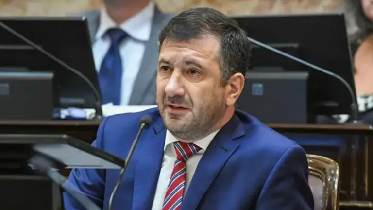 Escándalo en el Senado: destituido y detenido, Kueider busca frenar la jura de su reemplazante