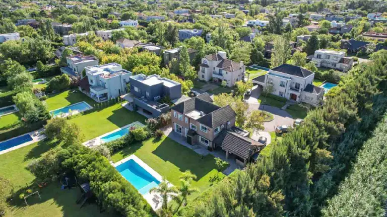 Cuánto cuesta alquilar casa con pileta en un barrio cerrado para pasar el verano cerca de la ciudad