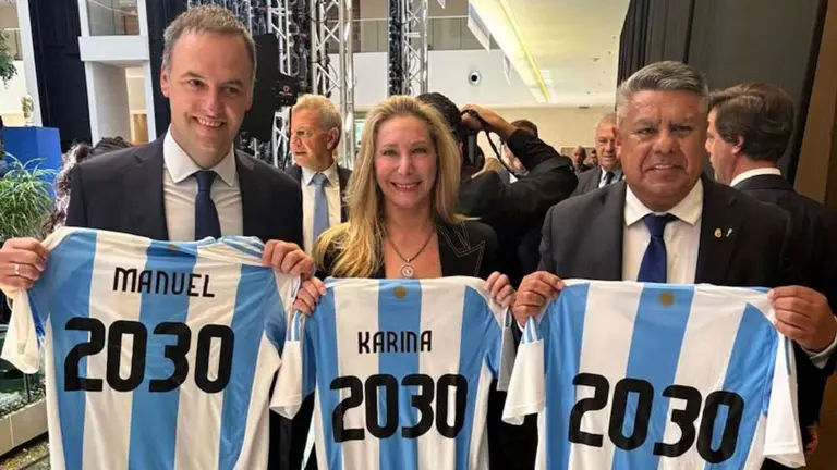 Manuel Adorni, Karina Milei y Claudio Chiqui Tapia