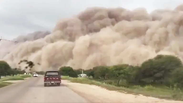 VIDEO | Impactante tormenta de polvo sorprendió a un pueblo en Santiago del Estero
