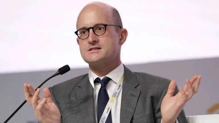 Economista de EE.UU. vincula la política cambiaria de Milei con la mayor fuga de capitales en más de 20 años