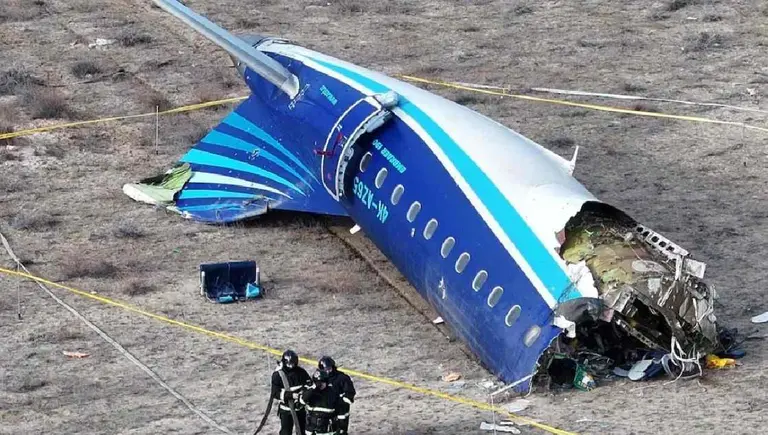 El momento en que se estrelló un avión y que dejó al menos 35 muertos