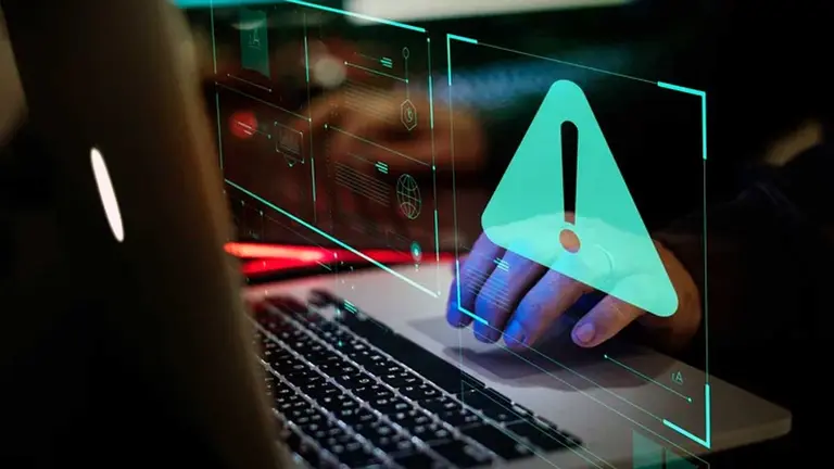 Gran Hermano en tu computadora: cómo saber si te instalaron un software que espía todo lo que hacés y escribís