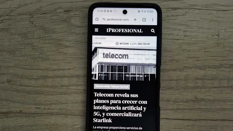 ¿Cómo es el celular que incluye lo mejor de la tinta electrónica?