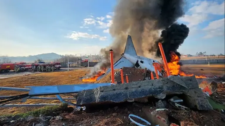 Video: Así fue el momento en el que un avión se estrelló en Corea del Sur