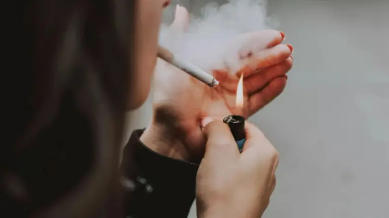 Una reconocida ciudad prohibió fumar en la calle para reducir la contaminación