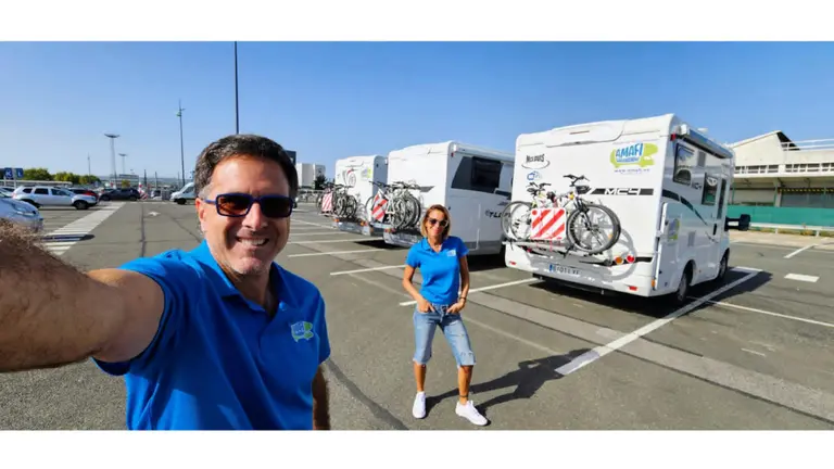 Fernando Maffi y su esposa, Eugenia Amalfi, los fundadores de Amafi Caravaning, alquiler de motorhome para recorrer europa
