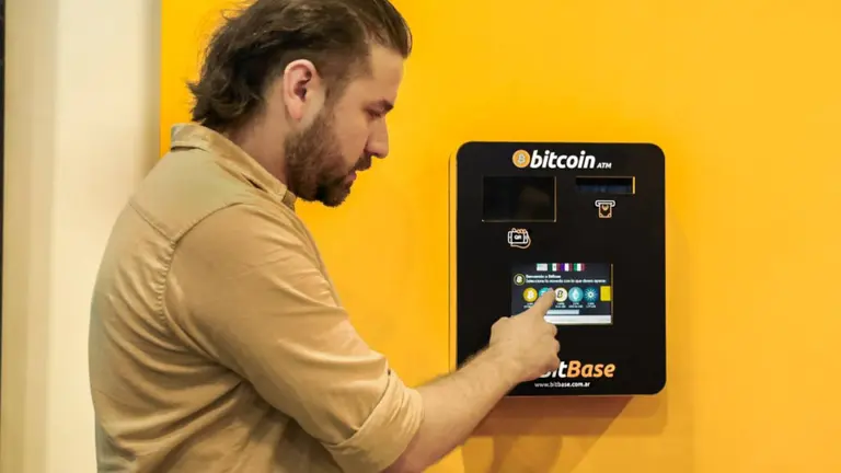 Tierra de oportunidades: llegan a Argentina los cajeros para retirar dólar cripto (sin que vigile ARCA)