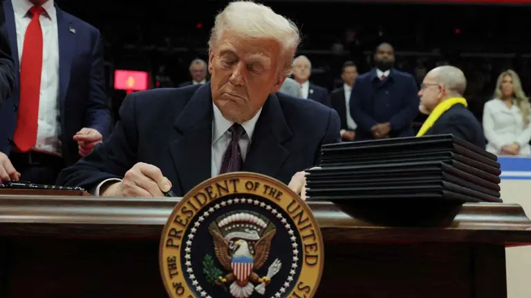 Efecto no deseado de Trump en el mercado cripto: las monedas top que cayeron y la que se salvó