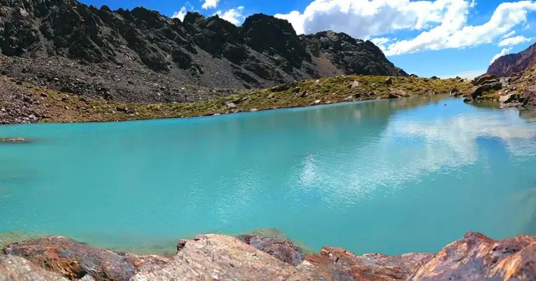 La laguna azul "secreta" que encierran las montañas en Mendoza
