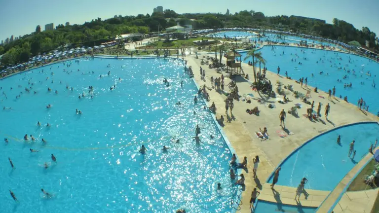 VIDEO | Calor extremo: el plan con pileta a $12.500 que queda a pocos minutos del Obelisco