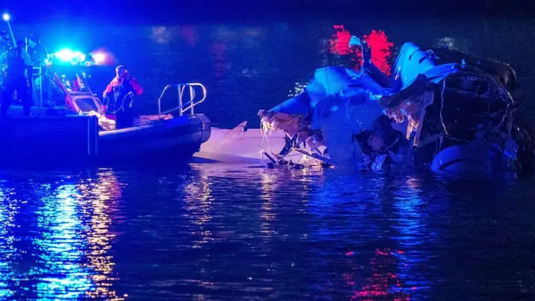 VIDEO | Tragedia aérea en Washington: un avión y un helicóptero chocaron en el aire y cayeron al río Potomac