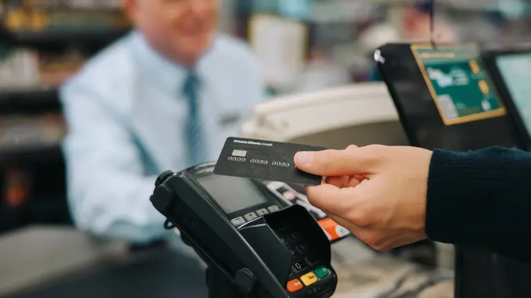 Bimonetarismo: ya se puede escanear un código QR y pagar en dólares con la tarjeta de débito