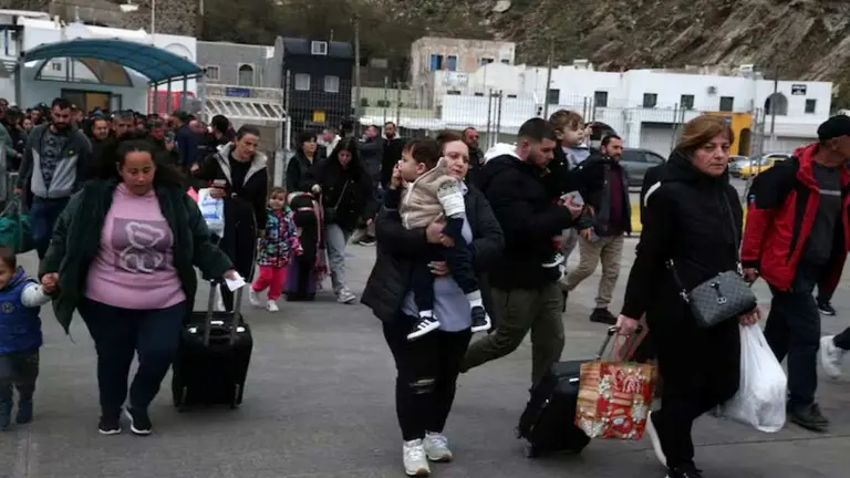 Santorini: actividad sísmica reactiva el monitoreo del volcán submarino y provoca evacuaciones masivas