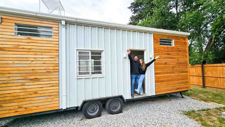 Los influencers argentinos que armaron una tiny house con sus propias manos: "No sabíamos nada de construcción"