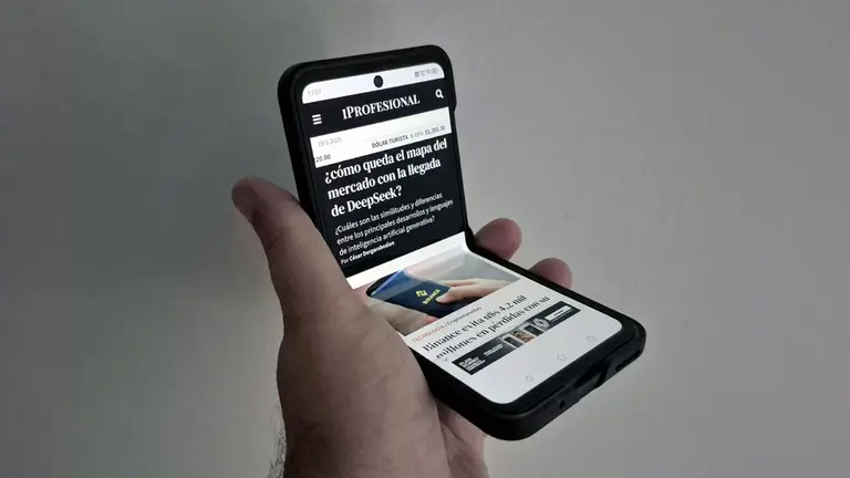 Probamos el celular plegable más asequible, y los resultados fueron sorprendentes