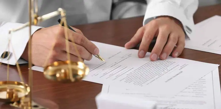 ¿Qué se necesita para iniciar una sucesión en 2025 y cuáles son los honorarios de un abogado?