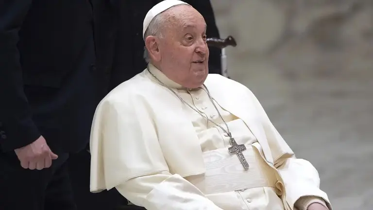 El papa Francisco sufrió un "empeoramiento repentino del cuadro respiratorio"