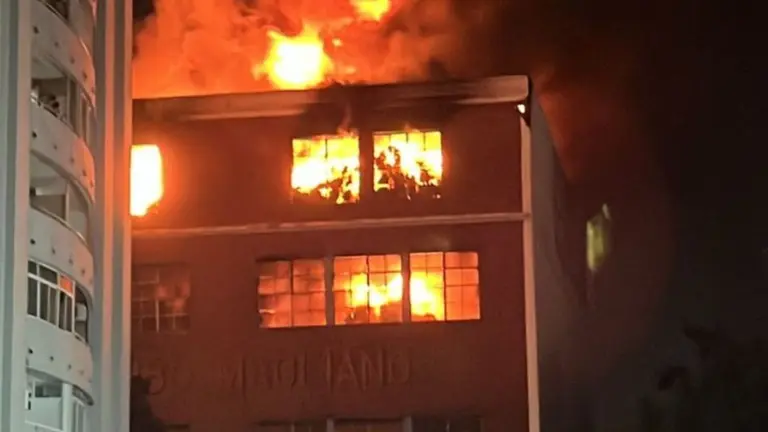 VIDEO | Impresionante incendio hizo explotar y desmoronarse un galpón en Avellaneda