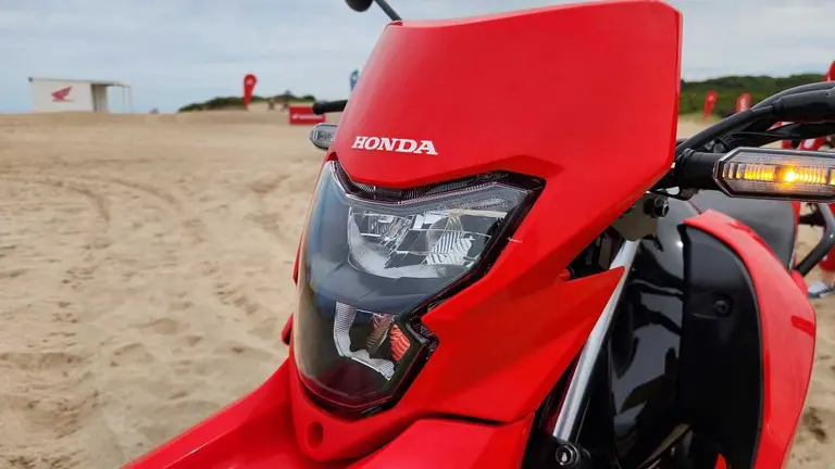 Honda lanzó su renovada moto polivalente 150L, la XR más chica y barata: precio y características