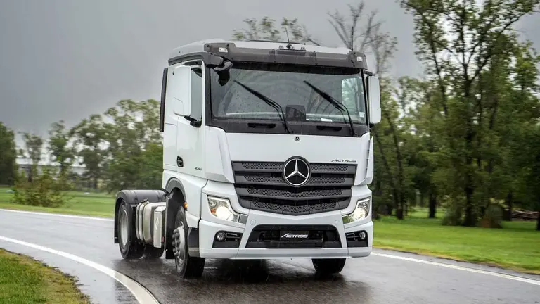 Mercedes Benz celebra un día clave mientras avanza la obra de Zárate