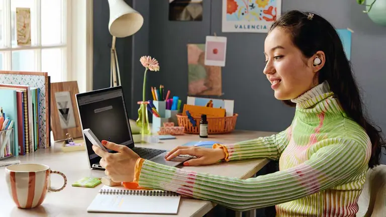 VIDEO | Un médico explica por qué cada vez más gente abandona los auriculares inalámbricos y vuelve a los cables