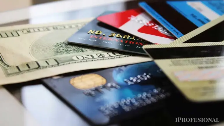 Qué pasará con las compras con tarjeta en dólares realizadas antes de la salida del cepo