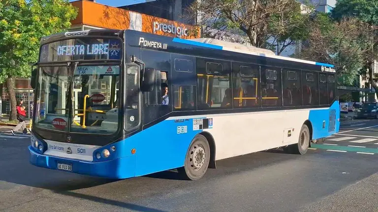 Una línea de colectivos lanzó un servicio de "oferta libre" y llega directo al Obelisco