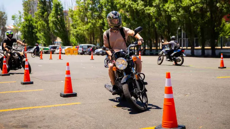 Un municipio del Conurbano abrió una escuela para aprender a andar en moto gratis
