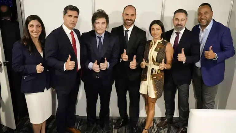 Revuelo en el Gobierno por la "valijera" asesora de Santiago Caputo que habría ingresado con equipaje sin revisar