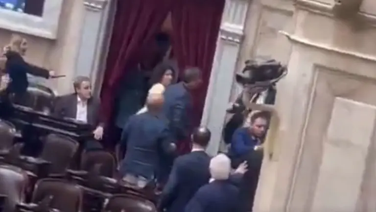 VIDEO | Escándalo en Diputados: la sesión terminó con empujones, gritos e insultos
