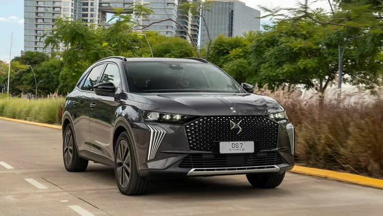 Primer lanzamiento de DS en 2025: cómo es y cuánto cuesta el nuevo SUV híbrido enchufable