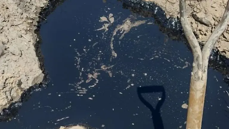 Sorpresa en una escuela de Neuquén: perforaban un pozo para obtener agua potable y encontraron petróleo