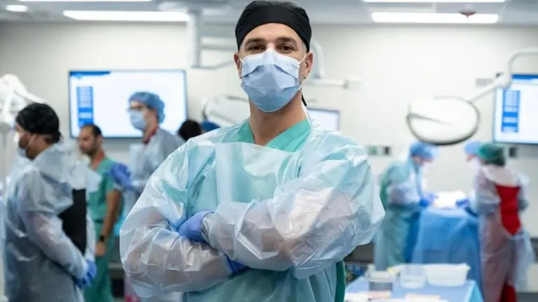 Ciencia al servicio de la mujer: mano a mano con el médico que revoluciona la recuperación de la cirugía mamaria