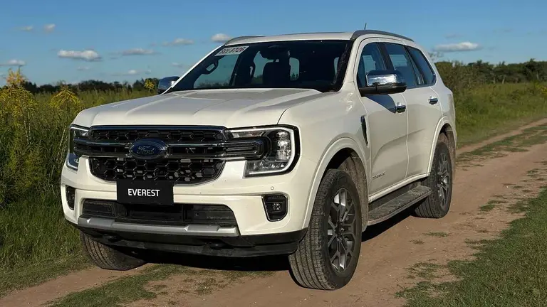 Frente a frente: 4 grandes diferencias entre el nuevo SUV Ford Everest y Toyota SW4