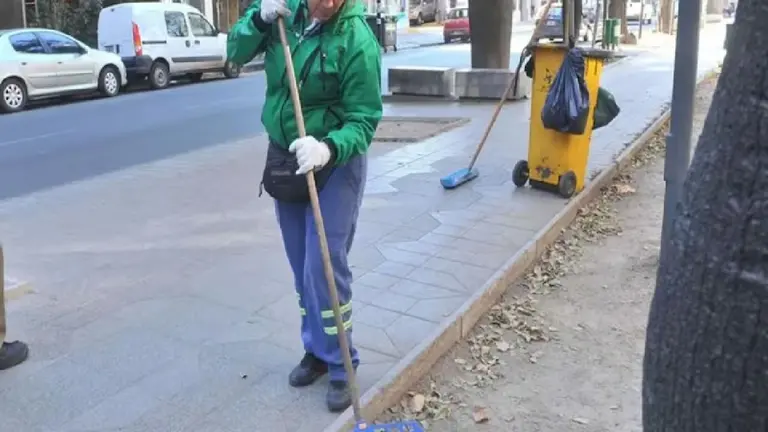 El interesante sueldo de un barrendero de la Ciudad en abril 2025
