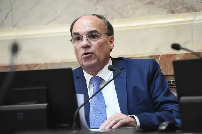 Senador radical vaticina un fuerte rechazo de los pliegos de Lijo y García-Mansilla