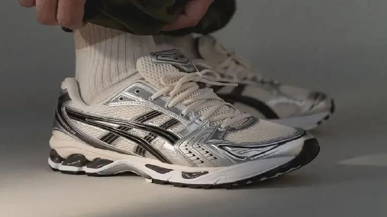 Asics vende zapatillas muy baratas en este outlet