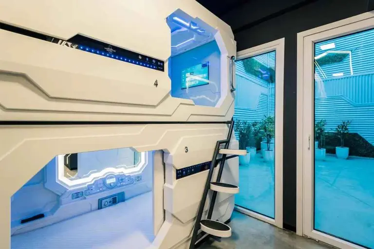 Cápsulas y duchas compartidas: el peculiar hotel de Ushuaia que desafía el concepto de espacio