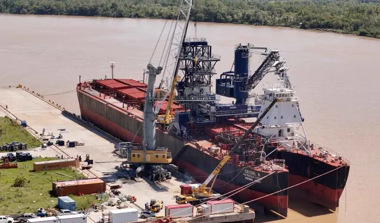 Presentan una estación flotante de granos "made in Argentina" para beneficiar las cargas de buques de la hidrovía