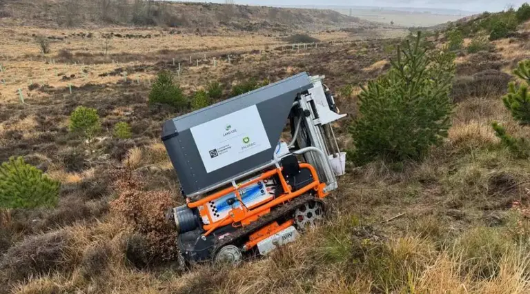 Crean un robot que planta árboles más rápido que drones y humanos