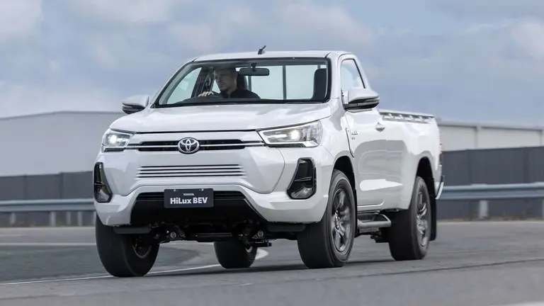 La nueva camioneta Toyota Hilux eléctrica se fabricará en Argentina